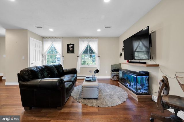 4 SUNSET DR, Douglassville, PA 19518