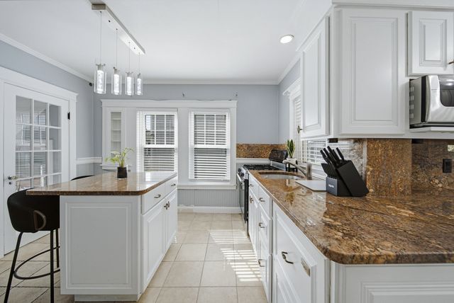 125 Upham St, Lowell, MA 01851