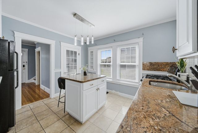 125 Upham St, Lowell, MA 01851