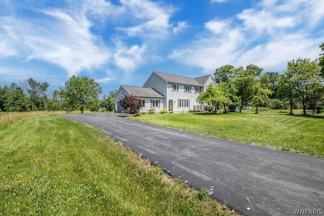 5111 Oakwood Drive, Pendleton, NY 14120