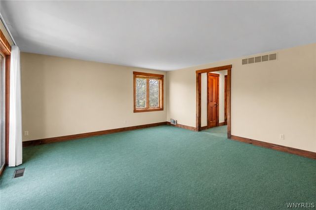 5111 Oakwood Drive, Pendleton, NY 14120