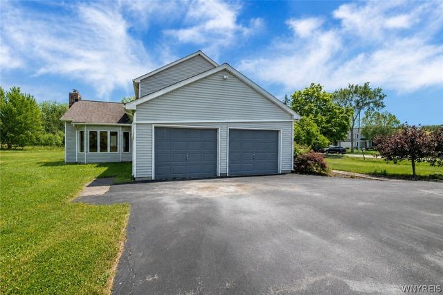 5111 Oakwood Drive, Pendleton, NY 14120