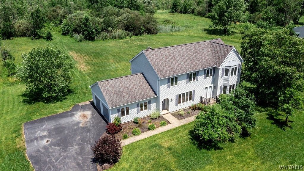 5111 Oakwood Drive, Pendleton, NY 14120