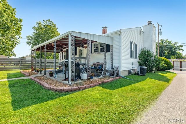 706 S Maple Street, Brighton, IL 62012