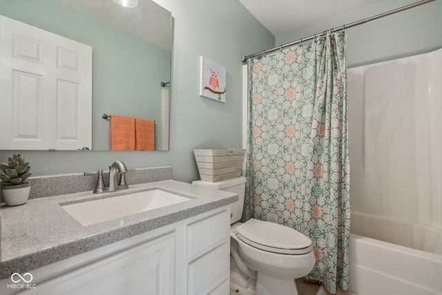 7153 N Chelmsford Drive, Mccordsville, IN 46055