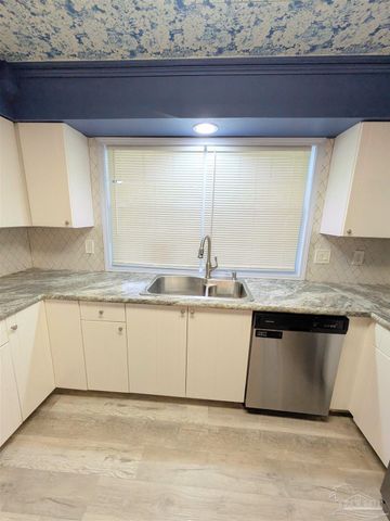 7690 Old Hickory Dr, Pensacola, FL 32507