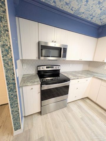 7690 Old Hickory Dr, Pensacola, FL 32507