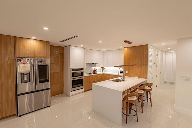 807 Hollywood Place, West Palm Beach, FL 33405