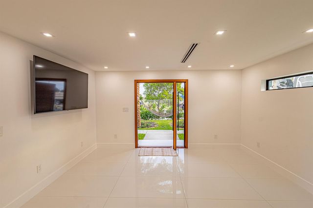 807 Hollywood Place, West Palm Beach, FL 33405