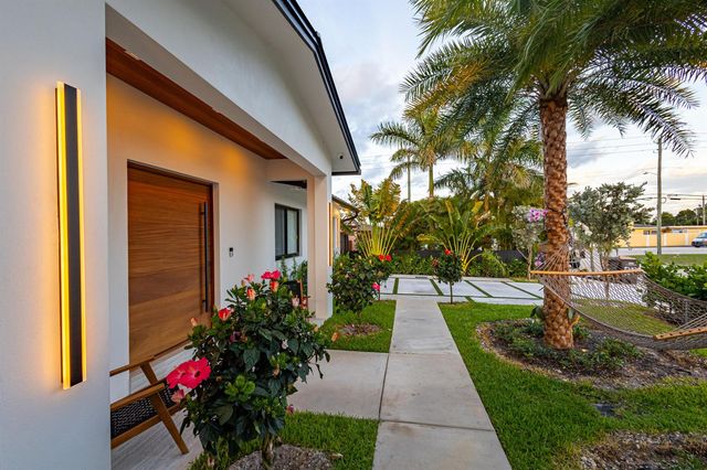 807 Hollywood Place, West Palm Beach, FL 33405