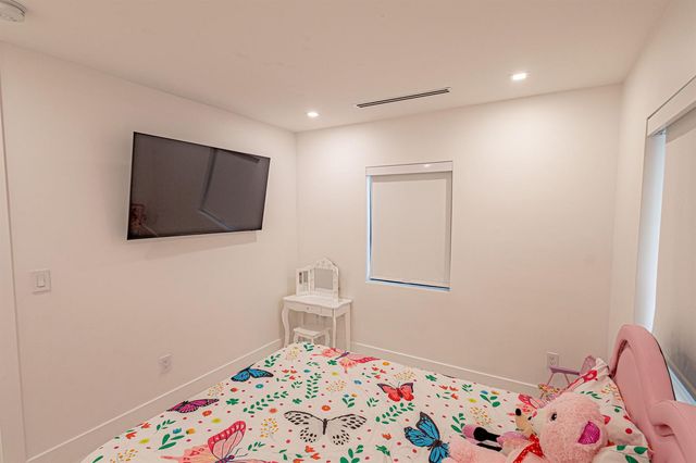 807 Hollywood Place, West Palm Beach, FL 33405