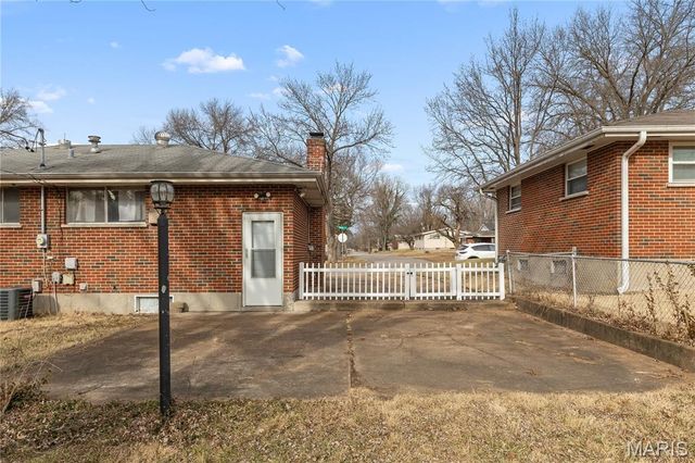 1158 Reale Avenue, St Louis, MO 63138