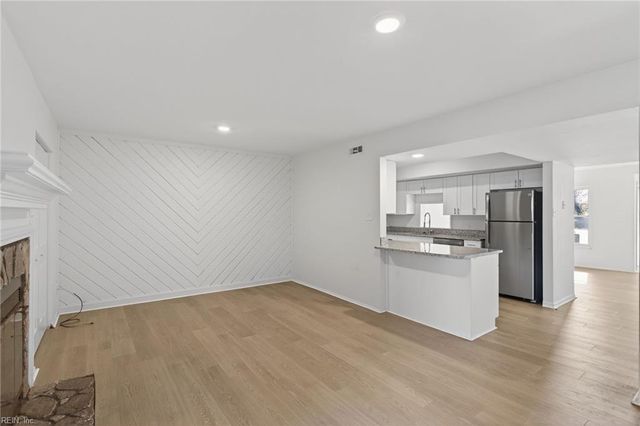 744 Lake Edward DR W, Virginia Beach, VA 23462