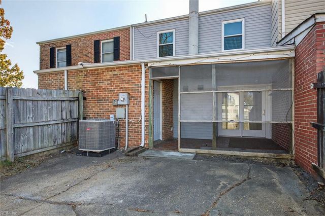 744 Lake Edward DR W, Virginia Beach, VA 23462