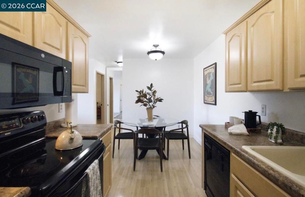 Image 8 of property listing at 100 Kinross Dr 30, Walnut Creek, CA 94598