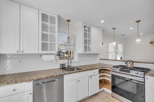 559 Dow Avenue, Oakhurst, NJ 07755