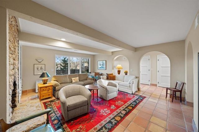 450 Hillcrest Street E, Lake Quivira, KS 66217