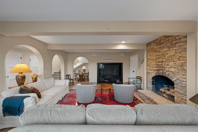 450 Hillcrest Street E, Lake Quivira, KS 66217