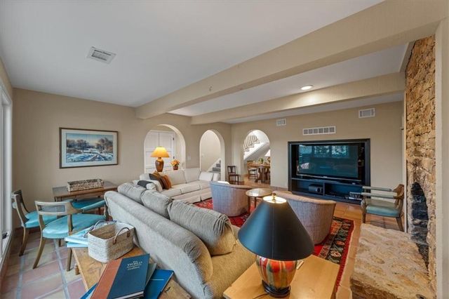 450 Hillcrest Street E, Lake Quivira, KS 66217