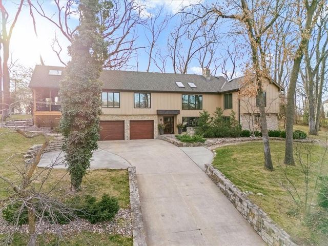 450 Hillcrest Street E, Lake Quivira, KS 66217