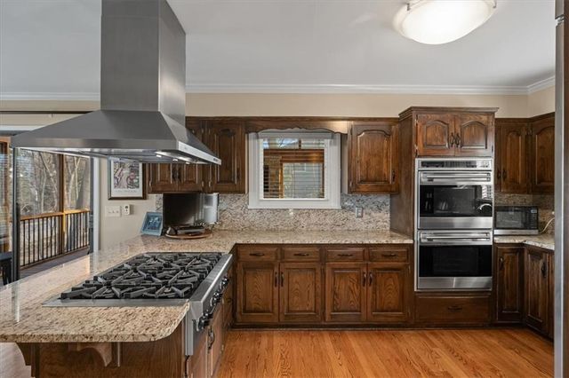 450 Hillcrest Street E, Lake Quivira, KS 66217