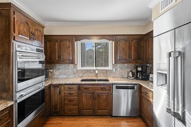 450 Hillcrest Street E, Lake Quivira, KS 66217