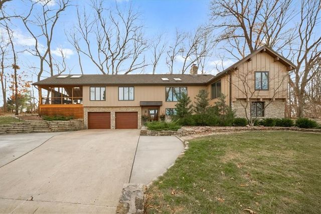 450 Hillcrest Street E, Lake Quivira, KS 66217