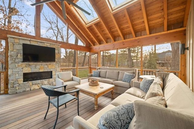 450 Hillcrest Street E, Lake Quivira, KS 66217