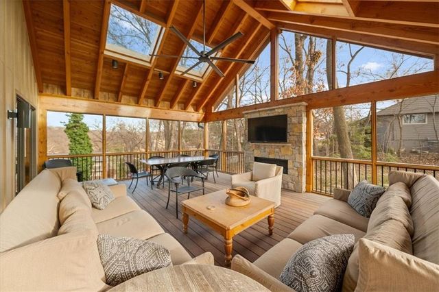 450 Hillcrest Street E, Lake Quivira, KS 66217