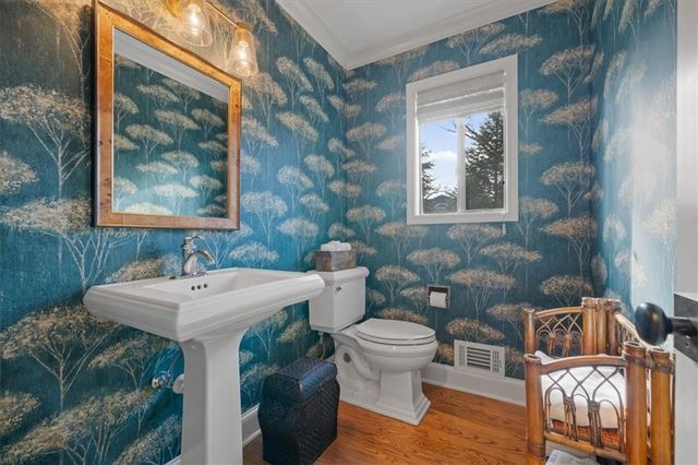 450 Hillcrest Street E, Lake Quivira, KS 66217