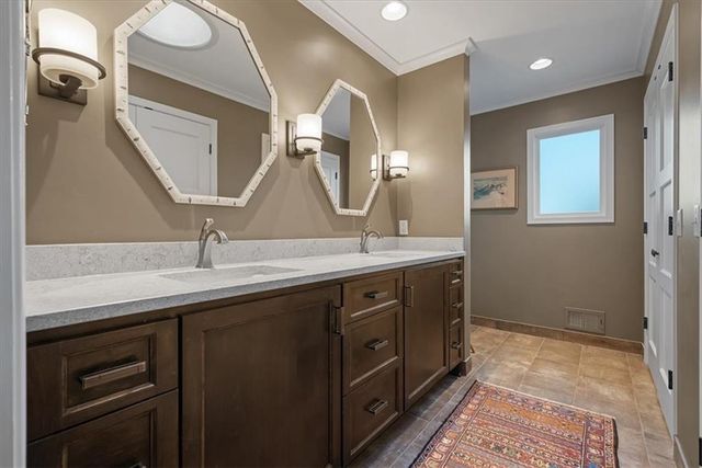 450 Hillcrest Street E, Lake Quivira, KS 66217