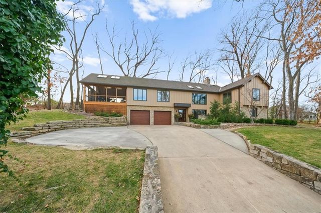 450 Hillcrest Street E, Lake Quivira, KS 66217