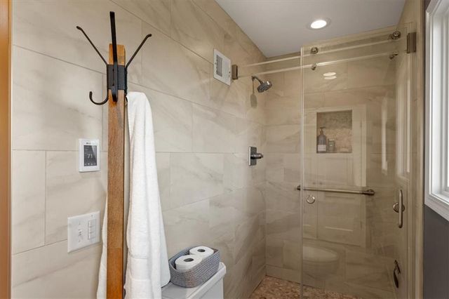 450 Hillcrest Street E, Lake Quivira, KS 66217