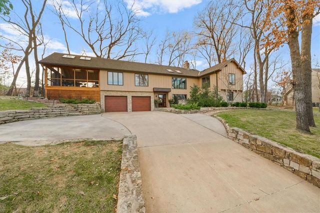 450 Hillcrest Street E, Lake Quivira, KS 66217