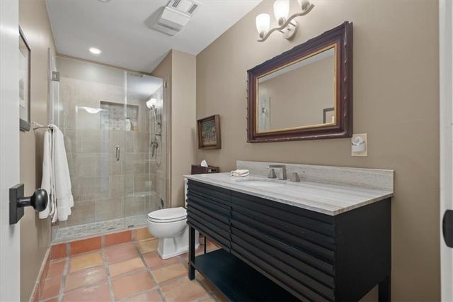 450 Hillcrest Street E, Lake Quivira, KS 66217