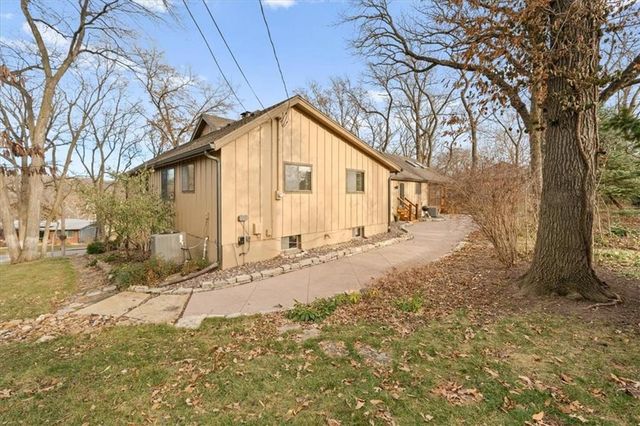 450 Hillcrest Street E, Lake Quivira, KS 66217