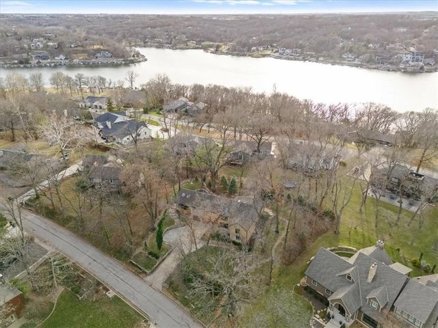 450 Hillcrest Street E, Lake Quivira, KS 66217