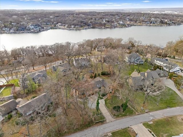 450 Hillcrest Street E, Lake Quivira, KS 66217