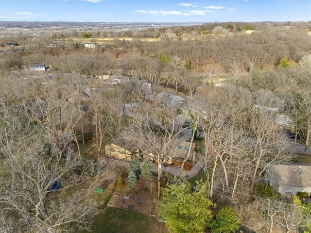 450 Hillcrest Street E, Lake Quivira, KS 66217