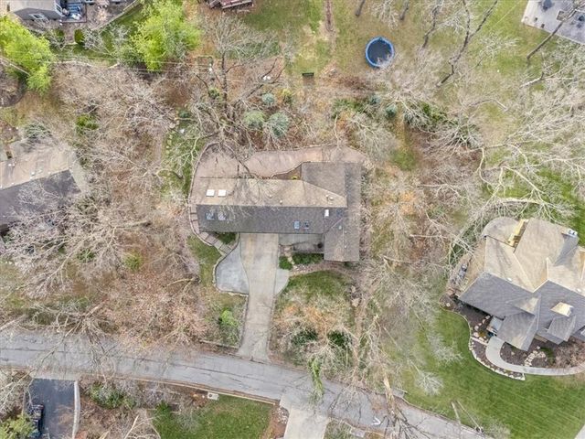 450 Hillcrest Street E, Lake Quivira, KS 66217