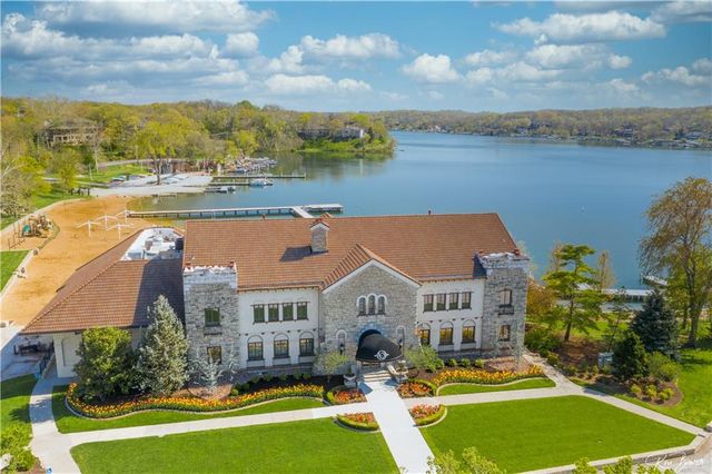 450 Hillcrest Street E, Lake Quivira, KS 66217