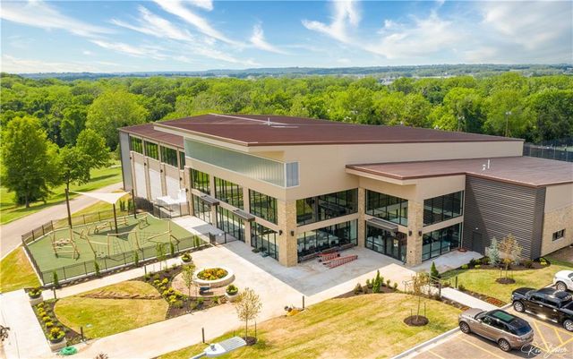 450 Hillcrest Street E, Lake Quivira, KS 66217