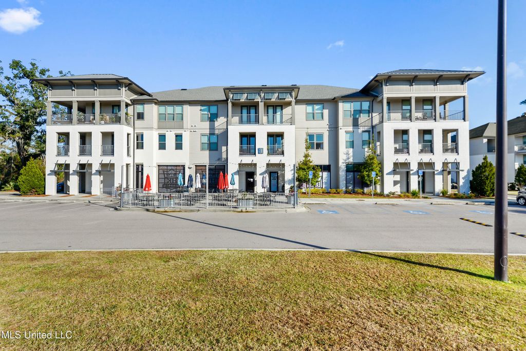 2501 Bienville Boulevard, 127, Ocean Springs, MS 39564