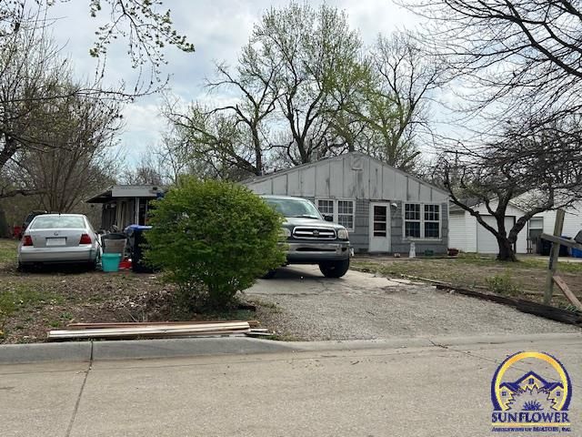 3326 SE Massachusetts AVE, Topeka, KS 66605