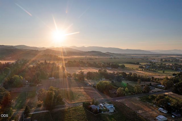 1850 Camp Baker Road, Medford, OR 97501