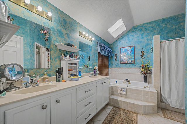 911 Lake Country Drive, Seabrook, TX 77586
