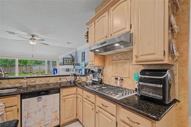 911 Lake Country Drive, Seabrook, TX 77586