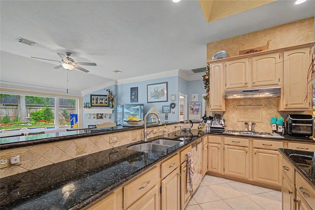 911 Lake Country Drive, Seabrook, TX 77586