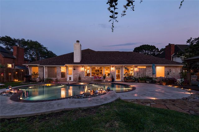 911 Lake Country Drive, Seabrook, TX 77586
