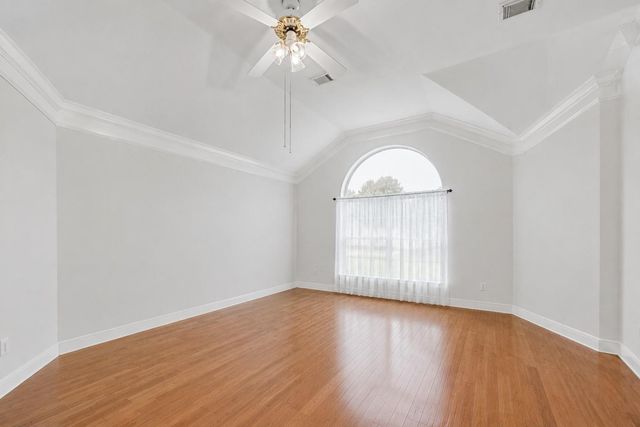 911 Lake Country Drive, Seabrook, TX 77586